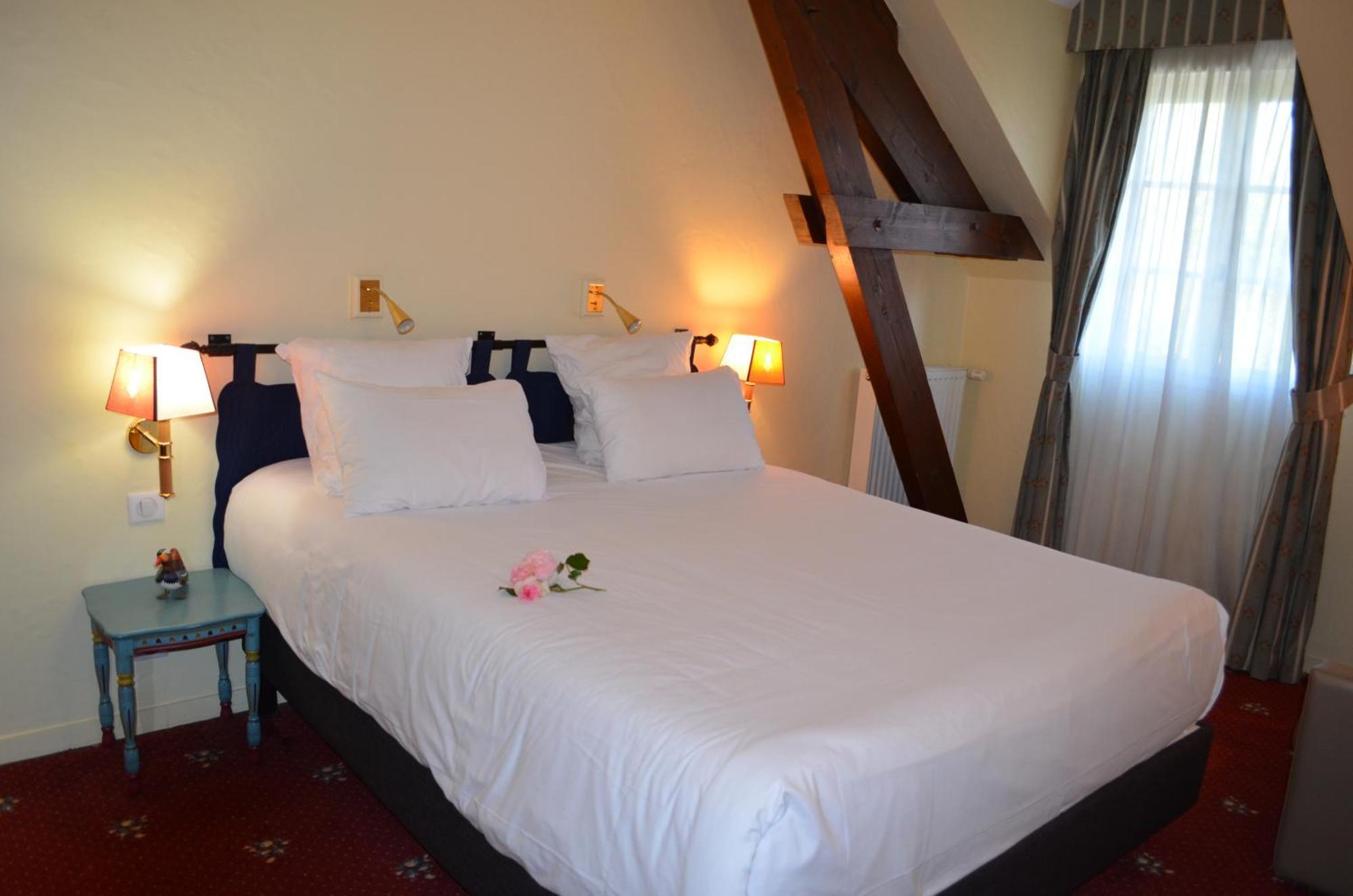 Logis Hotel Auberge Du Cheval Blanc Yvoy-le-Marron Exterior photo